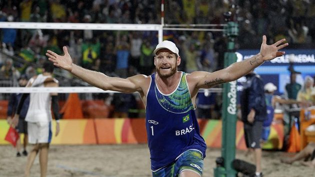 Brazilec Alison Cerutti jásá po výhře ve finále beachvolejbalového turnaje. Brazilec Alison Cerutti jásá po výhře ve finále beachvolejbalového turnaje.