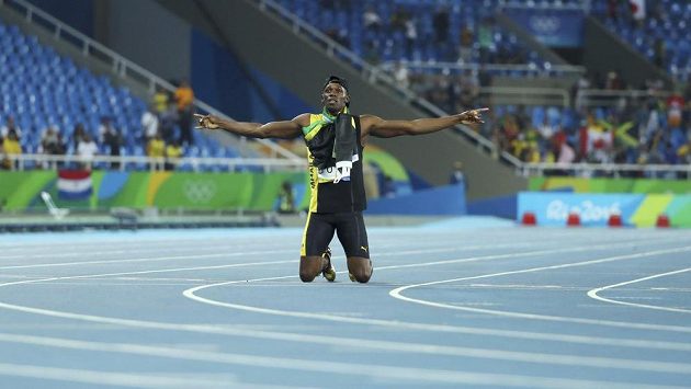 Jamajčan Usain Bolt po vítězství ve štafetě poklekl na dráhu. Jamajčan Usain Bolt po vítězství ve štafetě poklekl na dráhu.