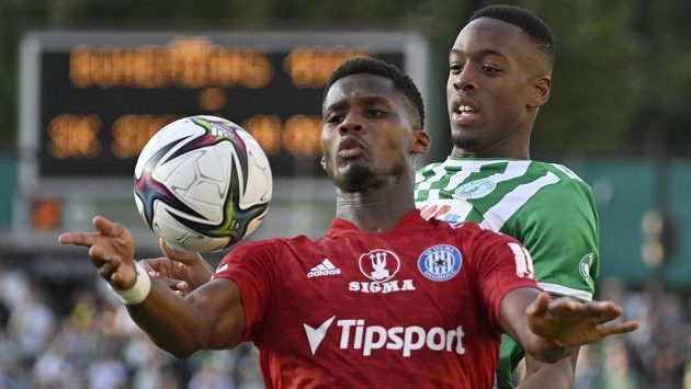 Zleva Florent Poulolo z Olomouce a Ibrahim Keita z Bohemians. Zleva Florent Poulolo z Olomouce a Ibrahim Keita z Bohemians.