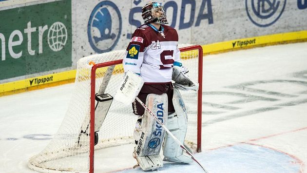 Brankář Sparty Tomáš Pöpperle během utkání se Zlínem. Brankář Sparty Tomáš Pöpperle během utkání se Zlínem.