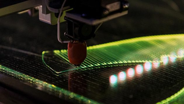 3D tiskárna pracuje na botě, která se nejspíš zapíše do dějin. 3D tiskárna pracuje na botě, která se nejspíš zapíše do dějin.