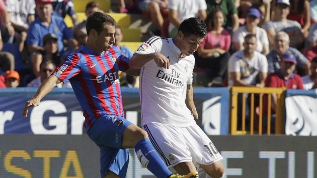 Jamese z Realu Madrid (vpravo) brání Ivan Lopez z Levante. Jamese z Realu Madrid (vpravo) brání Ivan Lopez z Levante.