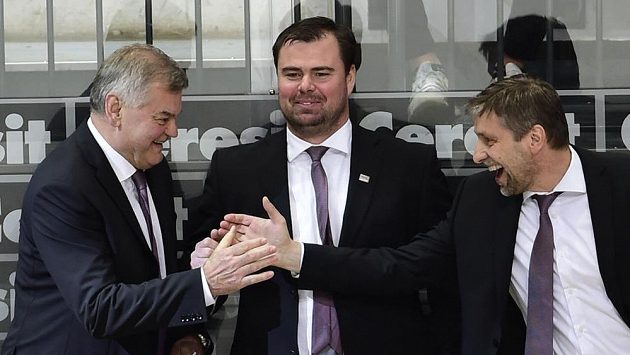Vladimír Vůjtek (vlevo) u reprezentace končí. Asistenta Josefu Jandačovi na Světovém poháru dělat nechce. Uprostřed Jaroslav Špaček. Vladimír Vůjtek (vlevo) u reprezentace končí. Asistenta Josefu Jandačovi na Světovém poháru dělat nechce. Uprostřed Jaroslav Špaček.