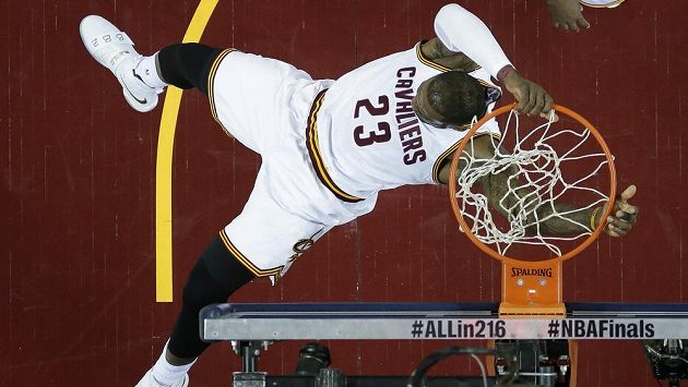 Basketbalista Clevelandu LeBron James během šestého finálového duelu play off NBA s Golden State. Basketbalista Clevelandu LeBron James během šestého finálového duelu play off NBA s Golden State.