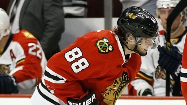Útočník Chicaga Patrick Kane s bolestivou grimasou. Útočník Chicaga Patrick Kane s bolestivou grimasou.