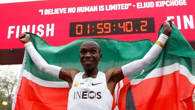 Keňan Eliud Kipchoge se raduje poté, co ve Vídni pokořil na maratonské trati hranici dvou hodin. Keňan Eliud Kipchoge se raduje poté, co ve Vídni pokořil na maratonské trati hranici dvou hodin.