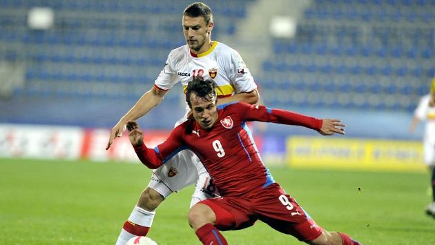 Jakub Fulnek (vpředu) v souboji s Mončilem Raspopovičem z Černé Hory v kvalifikaci ME 2017 hráčů do 21 let. Jakub Fulnek (vpředu) v souboji s Mončilem Raspopovičem z Černé Hory v kvalifikaci ME 2017 hráčů do 21 let.