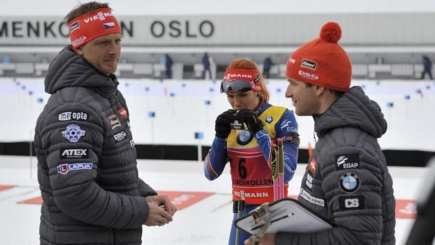 Šéftrenér Ondřej Rybář (vlevo) před biatlonovým závodem žen s hromadným startem na MS v Oslu. Vpravo je kouč Zdeněk Vítek, vzadu Gabriela Soukalová. Šéftrenér Ondřej Rybář (vlevo) před biatlonovým závodem žen s hromadným startem na MS v Oslu. Vpravo je kouč Zdeněk Vítek, vzadu Gabriela Soukalová.