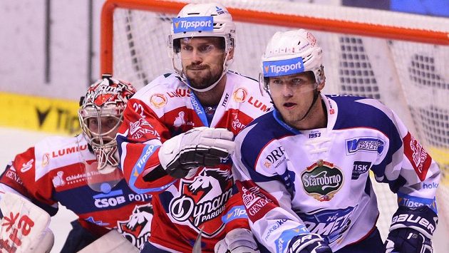 Zleva pardubický brankář Ondřej Kacetl, jeho spoluhráč obránce Jiří Hunkes a útočník Vojtěch Němec z Brna. Zleva pardubický brankář Ondřej Kacetl, jeho spoluhráč obránce Jiří Hunkes a útočník Vojtěch Němec z Brna.