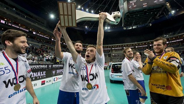 Florbalisté Vítkovic se radují z mistrovského titulu. Na snímku s pohárem Matěj Koňařík. Florbalisté Vítkovic se radují z mistrovského titulu. Na snímku s pohárem Matěj Koňařík.