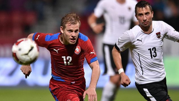 Matěj Vydra (vlevo) v reprezentačním dresu a Rakušan Markus Suttner v zápase v Olomouci. Matěj Vydra (vlevo) v reprezentačním dresu a Rakušan Markus Suttner v zápase v Olomouci.