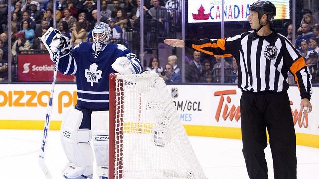 Zklamaný brankář Toronta Maple Leafs Jonathan Bernier. Zklamaný brankář Toronta Maple Leafs Jonathan Bernier.