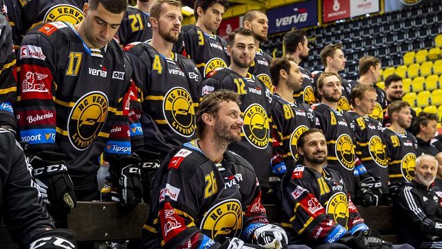 Hokejisté Litvínova při oficiálním fotografování týmu před začátkem extraligové sezony. Vpředu je Viktor Hübl. Hokejisté Litvínova při oficiálním fotografování týmu před začátkem extraligové sezony. Vpředu je Viktor Hübl.