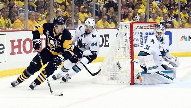 Ruský útočník Jevgenij Malkin během druhého finále Stanley Cupu. Ruský útočník Jevgenij Malkin během druhého finále Stanley Cupu.