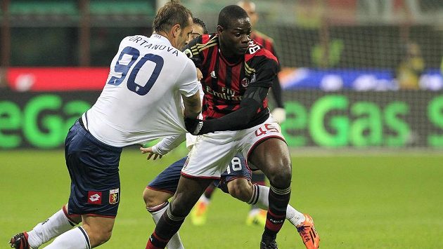 Útočník AC Milán Mario Balotelli (vpravo) v souboji s Danielem Portanovou z Janova. Útočník AC Milán Mario Balotelli (vpravo) v souboji s Danielem Portanovou z Janova.