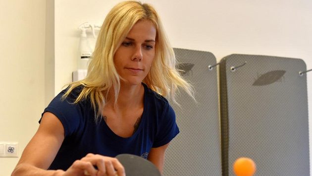 Oštěpařka Nikola Ogrodníková si při víkendovém setkání olympijského Top Teamu v Karlových Varech vyzkoušela i stolní tenis. Oštěpařka Nikola Ogrodníková si při víkendovém setkání olympijského Top Teamu v Karlových Varech vyzkoušela i stolní tenis.