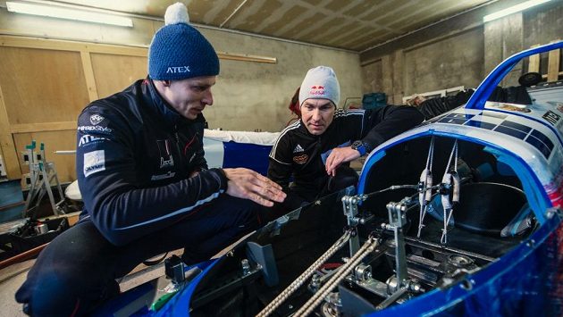 Dominik Dvořák ladí s Martinem Šonkou řízení. Dominik Dvořák ladí s Martinem Šonkou řízení.