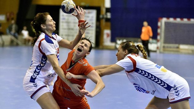 Česká reprezentantka Iveta Luzumová mezi Srbkami. Na snímku dále Sladana Pop-Lazičová (vlevo) a Marija Obradovičová. Česká reprezentantka Iveta Luzumová mezi Srbkami. Na snímku dále Sladana Pop-Lazičová (vlevo) a Marija Obradovičová.