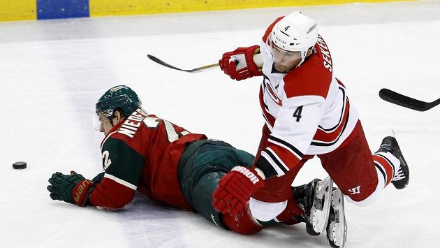 Obránce Andrej Sekera (vpravo) se stěhuje z Caroliny do Los Angeles Obránce Andrej Sekera (vpravo) se stěhuje z Caroliny do Los Angeles