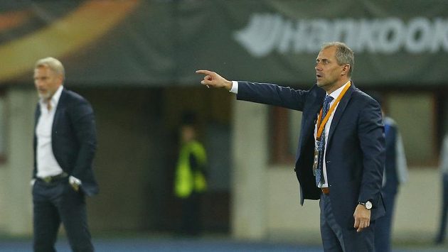 Trenér Viktorie Plzeň Roman Pivarník koučuje svůj tým v zápase s Austrií Vídeň. Trenér Viktorie Plzeň Roman Pivarník koučuje svůj tým v zápase s Austrií Vídeň.