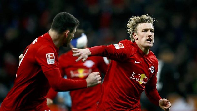 Emil Forsberg z Lipska se raduje z branky proti Bayeru Leverkusen. Emil Forsberg z Lipska se raduje z branky proti Bayeru Leverkusen.