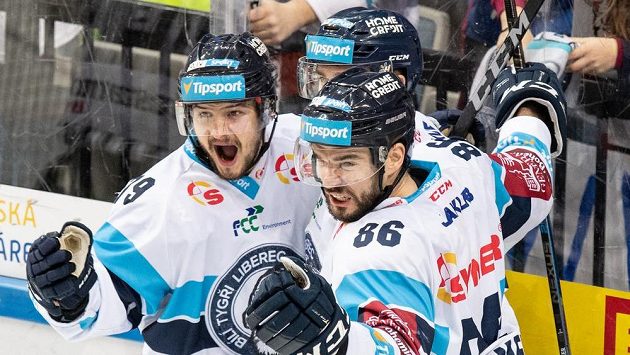 Hokejisté Liberce (zleva): Libor Hudáček, Radovan Lenc a Michal Birner oslavují vítězný gól proti Spartě. Hokejisté Liberce (zleva): Libor Hudáček, Radovan Lenc a Michal Birner oslavují vítězný gól proti Spartě.
