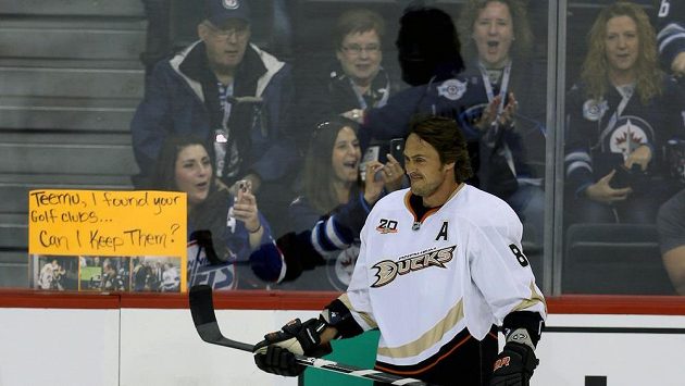 Útočník Teemu Selänne z Anaheimu během rozbruslení před zápasem ve Winnipegu. Útočník Teemu Selänne z Anaheimu během rozbruslení před zápasem ve Winnipegu.