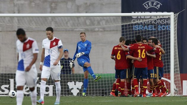Fotbalisté Španělska se radují ze vstřelení gólu proti Nizozemsku. Fotbalisté Španělska se radují ze vstřelení gólu proti Nizozemsku.