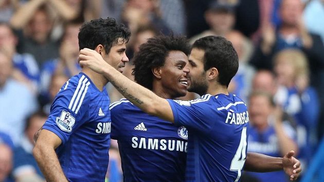 Fotbalisté Chelsea Diego Costa (vlevo), Willian (uprostřed) a Cesc Fábregas se radují z gólu do sítě Aston Villy. Fotbalisté Chelsea Diego Costa (vlevo), Willian (uprostřed) a Cesc Fábregas se radují z gólu do sítě Aston Villy.