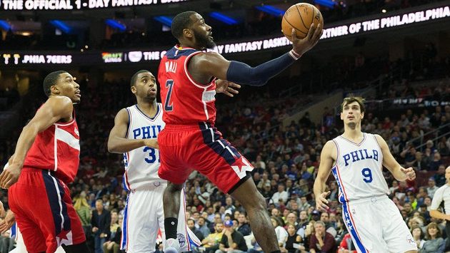 Basketbalista Washingtonu John Wall (č. 2) dává koš v zápase s Philadelphií. Basketbalista Washingtonu John Wall (č. 2) dává koš v zápase s Philadelphií.