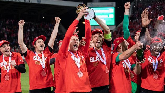 Fotbalisté Slavie Praha (zleva): Lukáš Masopust, Ondřej Kúdela, Milan Škoda, Tomáš Souček, Vladimír Coufal a Ibrahim Traoré s trofejí po utkání finále MOL Cupu. Fotbalisté Slavie Praha (zleva): Lukáš Masopust, Ondřej Kúdela, Milan Škoda, Tomáš Souček, Vladimír Coufal a Ibrahim Traoré s trofejí po utkání finále MOL Cupu.