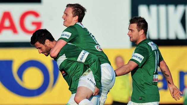 Radost fotbalistů Jablonce v pohárovém duelu s Boleslaví (zleva autor prvního gólu Daniel Silva Rossi, Jan Kopic a Antonín Fantiš). Radost fotbalistů Jablonce v pohárovém duelu s Boleslaví (zleva autor prvního gólu Daniel Silva Rossi, Jan Kopic a Antonín Fantiš).