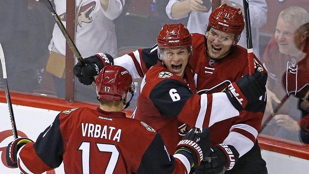 Martin Hanzal (11) jásá po gólu proti Philadelphii s Radimem Vrbatou (17) a Jakobem Chychrunem (6). Martin Hanzal (11) jásá po gólu proti Philadelphii s Radimem Vrbatou (17) a Jakobem Chychrunem (6).
