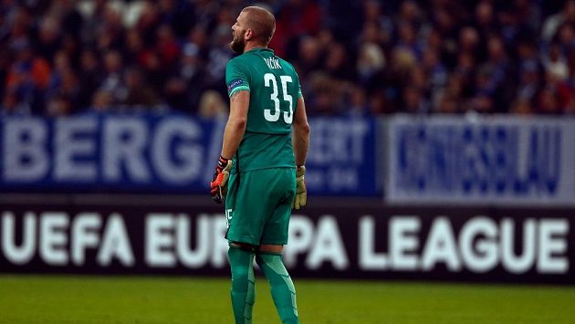 Brankář Sparty David Bičík po druhém inkasovaném gólu na půdě Schalke 04. Brankář Sparty David Bičík po druhém inkasovaném gólu na půdě Schalke 04.