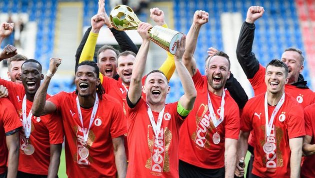 Kapitán Slavie Jan Bořil třímá trofej za vítězství v MOL Cupu. Kapitán Slavie Jan Bořil třímá trofej za vítězství v MOL Cupu.
