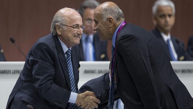 President FIFA Sepp Blatter (vlevo) na kongresu Mezinárodní fotbalové federace, kde obhájil svůj mandát. President FIFA Sepp Blatter (vlevo) na kongresu Mezinárodní fotbalové federace, kde obhájil svůj mandát.