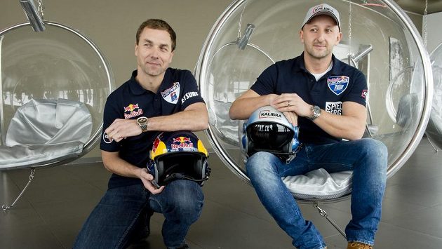 Pitoti Martin Šonka (vlevo) a Petr Kopfstein, účastníci seriálu Red Bull Air Race 2016. Pitoti Martin Šonka (vlevo) a Petr Kopfstein, účastníci seriálu Red Bull Air Race 2016.