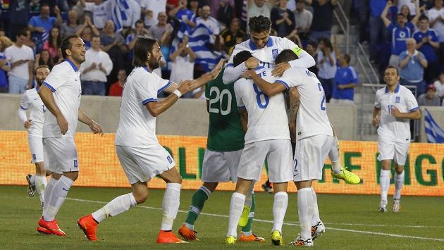 Řečtí fotbalisté se radují z úspěšného zásahu v utkání s Bolívií. Řečtí fotbalisté se radují z úspěšného zásahu v utkání s Bolívií.