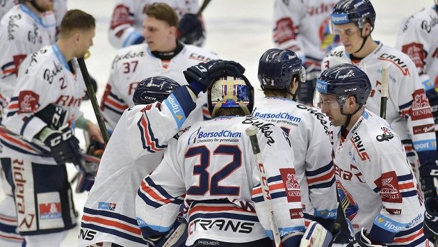 Vítkovičtí hokejisté se radují z vítězství nad Spartou v utkání předkola play off. Vítkovičtí hokejisté se radují z vítězství nad Spartou v utkání předkola play off.