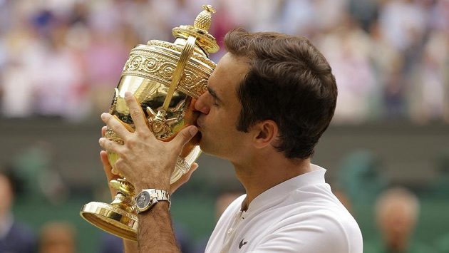 Švýcar Roger Federer líbá trofej po rekordním osmém triumfu ve Wimbledonu. Švýcar Roger Federer líbá trofej po rekordním osmém triumfu ve Wimbledonu.
