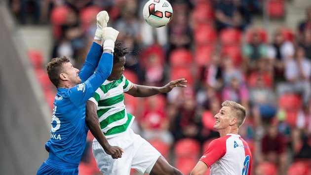 Brankář Slavie Jan Laštůvka (vlevo), Dereryck Boyata z Celtiku a Jakub Jugas během přípravného utkání. Brankář Slavie Jan Laštůvka (vlevo), Dereryck Boyata z Celtiku a Jakub Jugas během přípravného utkání.
