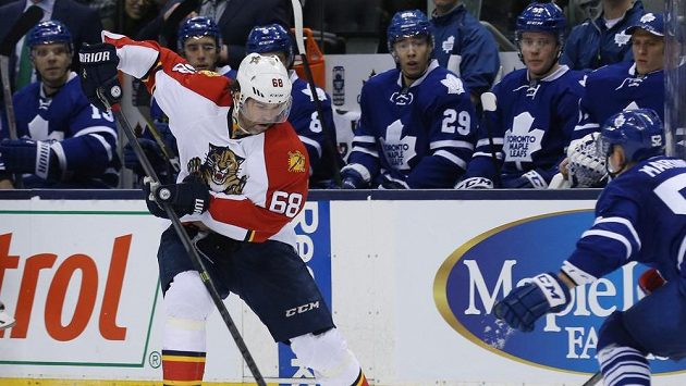 Útočník Floridy Jaromír Jágr v zápase proti Torontu. Vpravo je obránce Maple Leafs Martin Marinčin. Útočník Floridy Jaromír Jágr v zápase proti Torontu. Vpravo je obránce Maple Leafs Martin Marinčin.