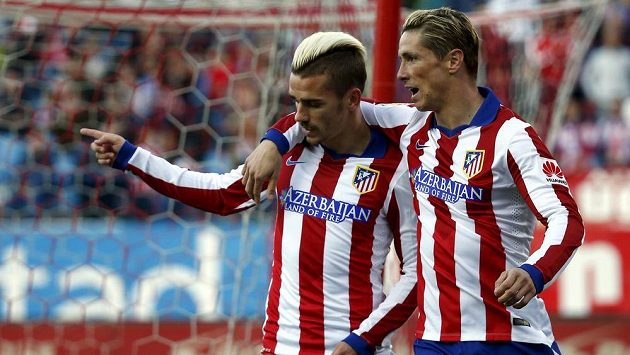 Antoine Griezmann (vlevo) a Fernando Torres slaví gól v utkání proti San Sebastianu. Antoine Griezmann (vlevo) a Fernando Torres slaví gól v utkání proti San Sebastianu.
