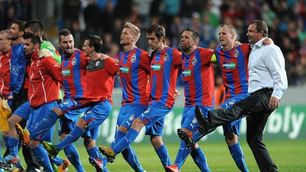 Hráči Plzně a trenér Pavel Vrba (vpravo) oslavují vítězství po utkání play off Ligy mistrů nad Mariborem. Hráči Plzně a trenér Pavel Vrba (vpravo) oslavují vítězství po utkání play off Ligy mistrů nad Mariborem.