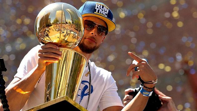 Stephen Curry s trofejí pro šampióny NBA. Stephen Curry s trofejí pro šampióny NBA.