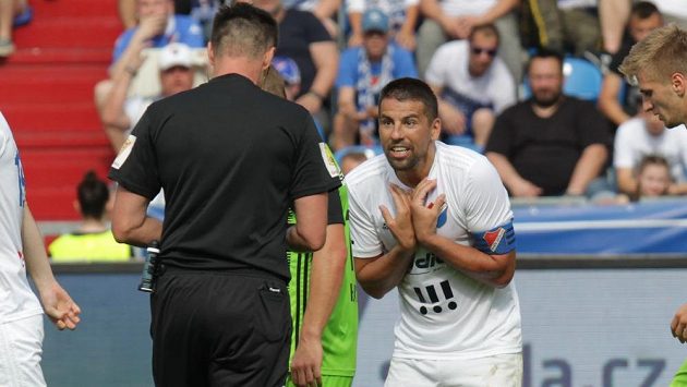 Milan Baroš (vpravo) z Ostravy dostává žlutou kartu od hlavního rozhodčího Pavla Fraňka (zády) v utkání, kde Baník bojoval s Mladou Boleslaví o postup do Evropské ligy. Milan Baroš (vpravo) z Ostravy dostává žlutou kartu od hlavního rozhodčího Pavla Fraňka (zády) v utkání, kde Baník bojoval s Mladou Boleslaví o postup do Evropské ligy.