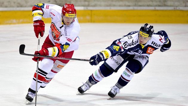 René Vydarený (vlevo) z Hradce Králové a Michael Vandas z Vítkovic. René Vydarený (vlevo) z Hradce Králové a Michael Vandas z Vítkovic.