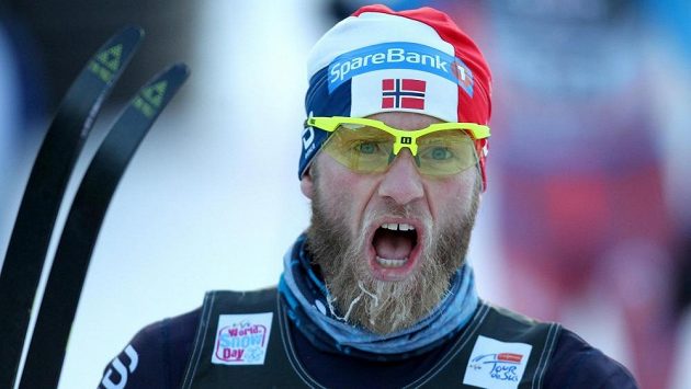 Norský běžec na lyžích Martin Johnsrud Sundby vyhrál předposlední etapu Tour de Ski. Norský běžec na lyžích Martin Johnsrud Sundby vyhrál předposlední etapu Tour de Ski.