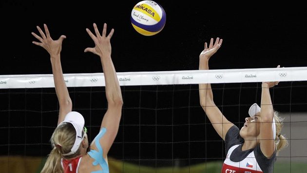 Markéta Sluková (vpravo) a Ruska Jekatěrina Birlovová v zápase předkola play off. Markéta Sluková (vpravo) a Ruska Jekatěrina Birlovová v zápase předkola play off.