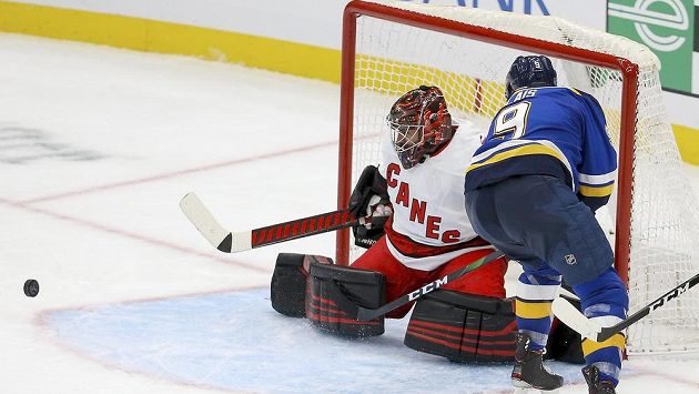 Brankář Caroliny Hurricanes Petr Mrázek (34) inkasoval na ledě St. Louis šest gólů. Brankář Caroliny Hurricanes Petr Mrázek (34) inkasoval na ledě St. Louis šest gólů.